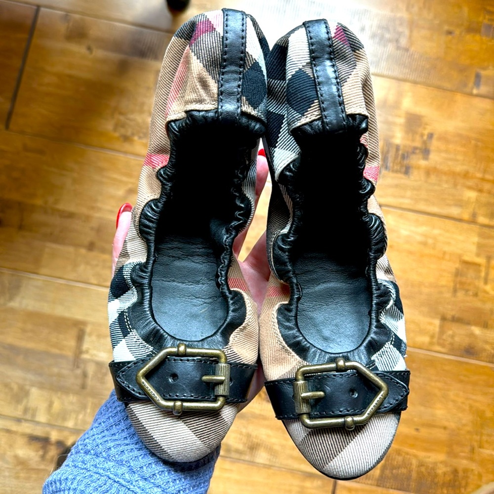 Burberry flats like new